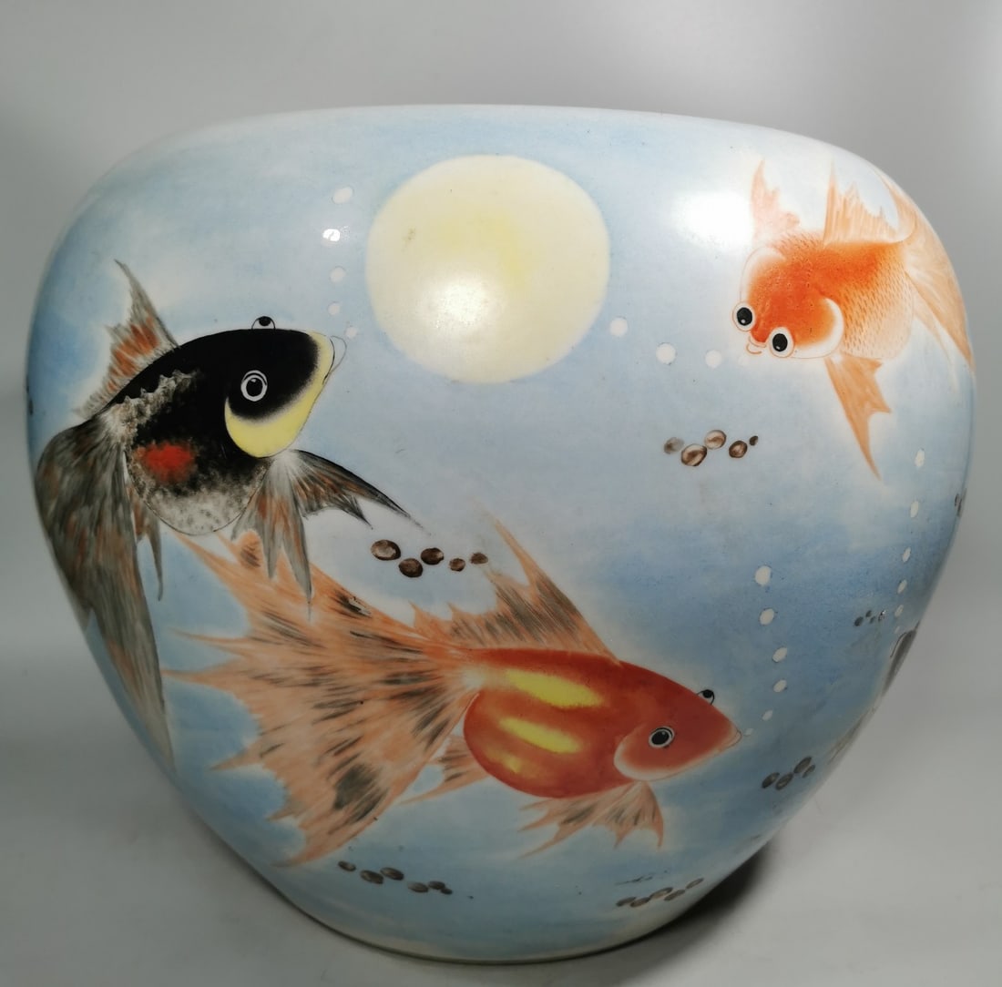 A Exquisite Famille-Rose Fish and Lotus Pattern Vat: A Exquisite Famille-Rose Fish and Lotus Pattern Vat,Qing Dynasty, China,With Mark,Size:13.5inx17.1in 中国清代,带款,粉彩鱼藻纹缸