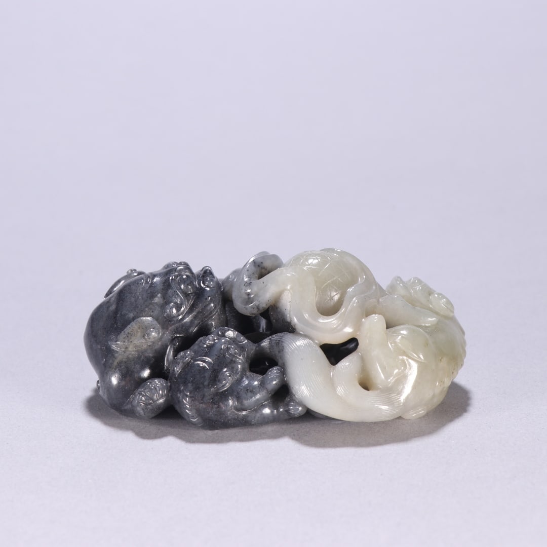 A Exquisite Blue and White Lion Ornament: A Exquisite Blue and White Lion Ornament,Qing Dynasty, China,Size:1.3inx3.5in,Weight:215.7g 青花狮摆件,中国清代