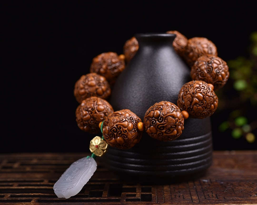 A Exquisite WalnutBracelet: WalnutBracelet,Qing Dynasty, China,Size:0.9in, Weight:53.3g 核桃手串,中国清代