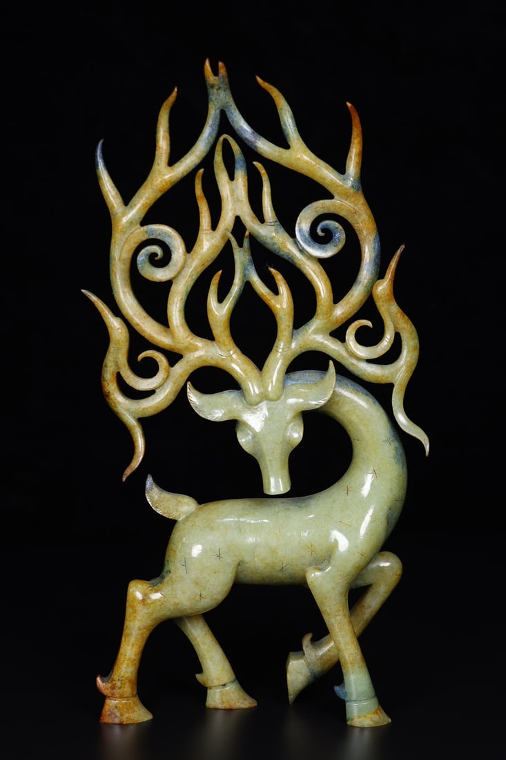 A Exquisite Hotan Jade Deer Ornament: A Exquisite Hotan Jade Deer Ornament,Han Dynasty, China,Size:5.1inx1.6inx9.3in,Weight:515g 和田玉鹿摆件,中国汉代