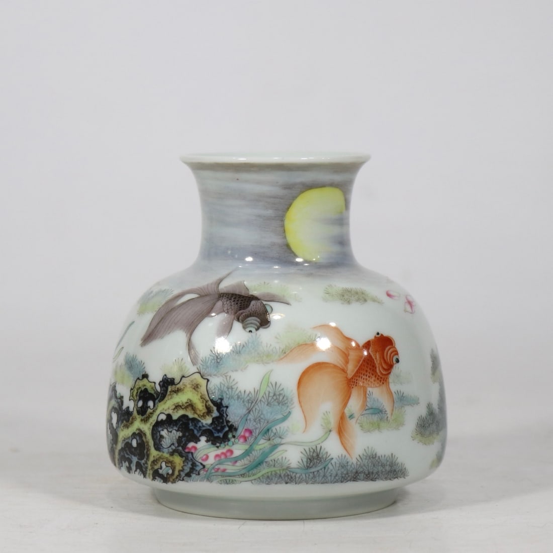 A Exquisite Enamel Fish Pattern Water Pot: A Exquisite Enamel Fish Pattern Water Pot,Qing Dynasty, China,Yongzheng Four-character Mark,Size:3.5inx3.3in
