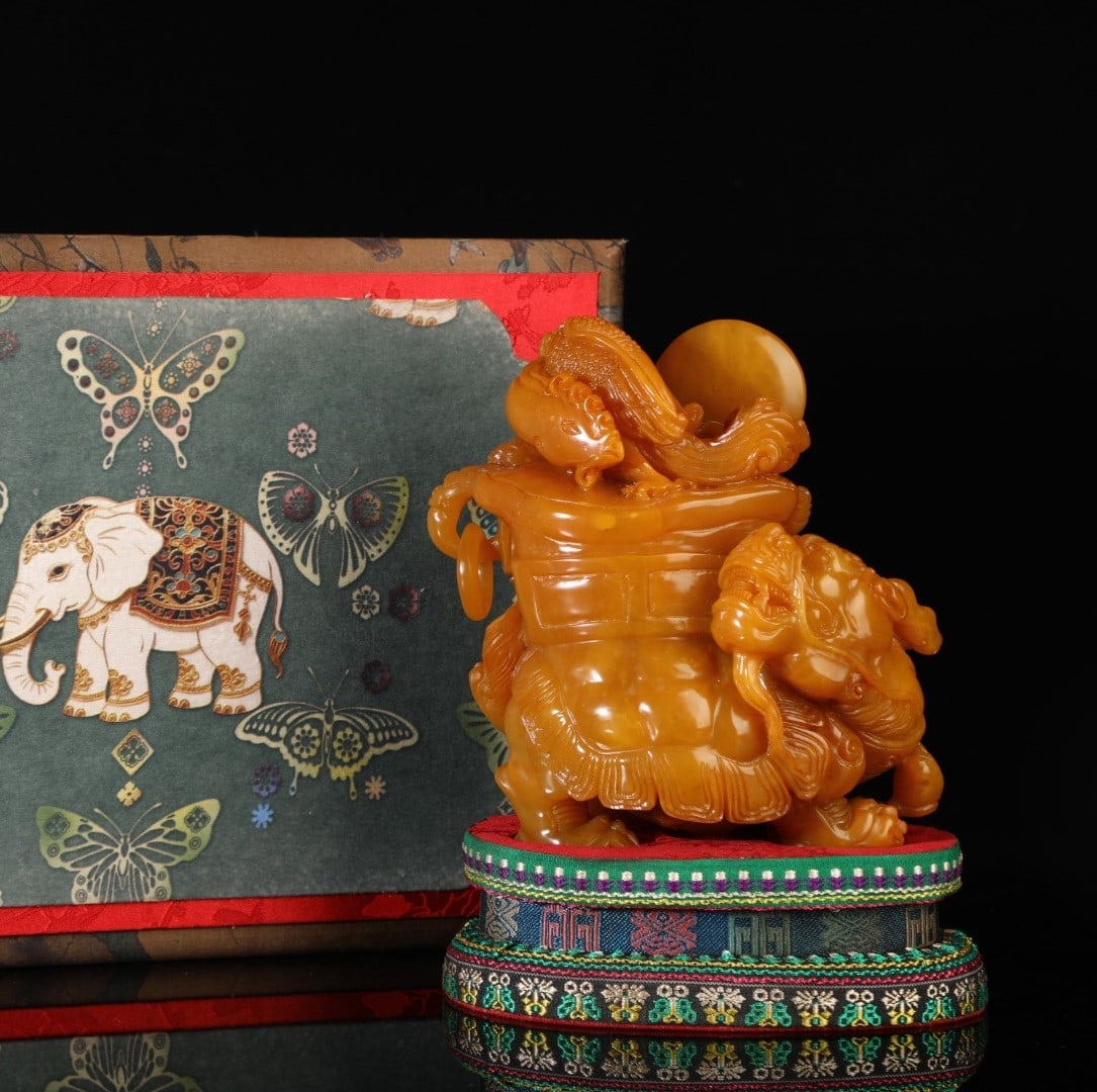 A Exquisite Shoushan Stone Tortoise Ornament: A Exquisite Shoushan Stone Tortoise Ornament,Qing Dynasty, China,Qianlong Four-character Mark,Size:9.1inx8.3in,Weight:6350g