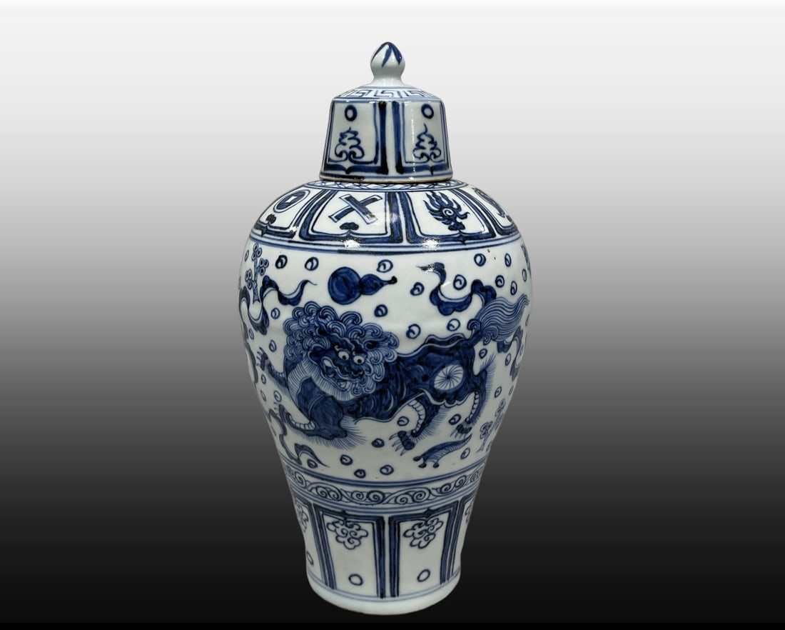 A Exquisite Blue and White Lion Pattern Vase - 3