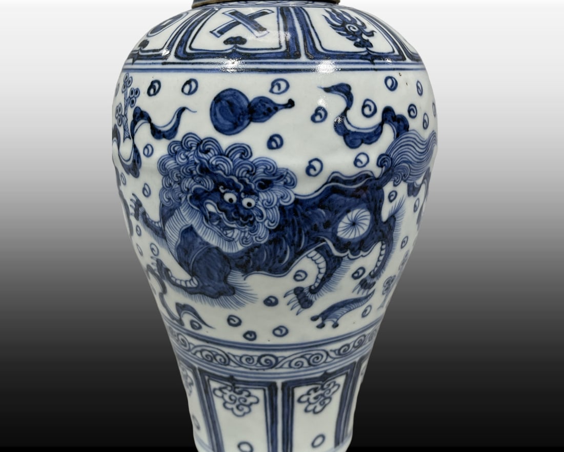 A Exquisite Blue and White Lion Pattern Vase - 7