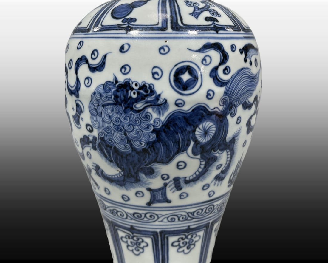 A Exquisite Blue and White Lion Pattern Vase - 8