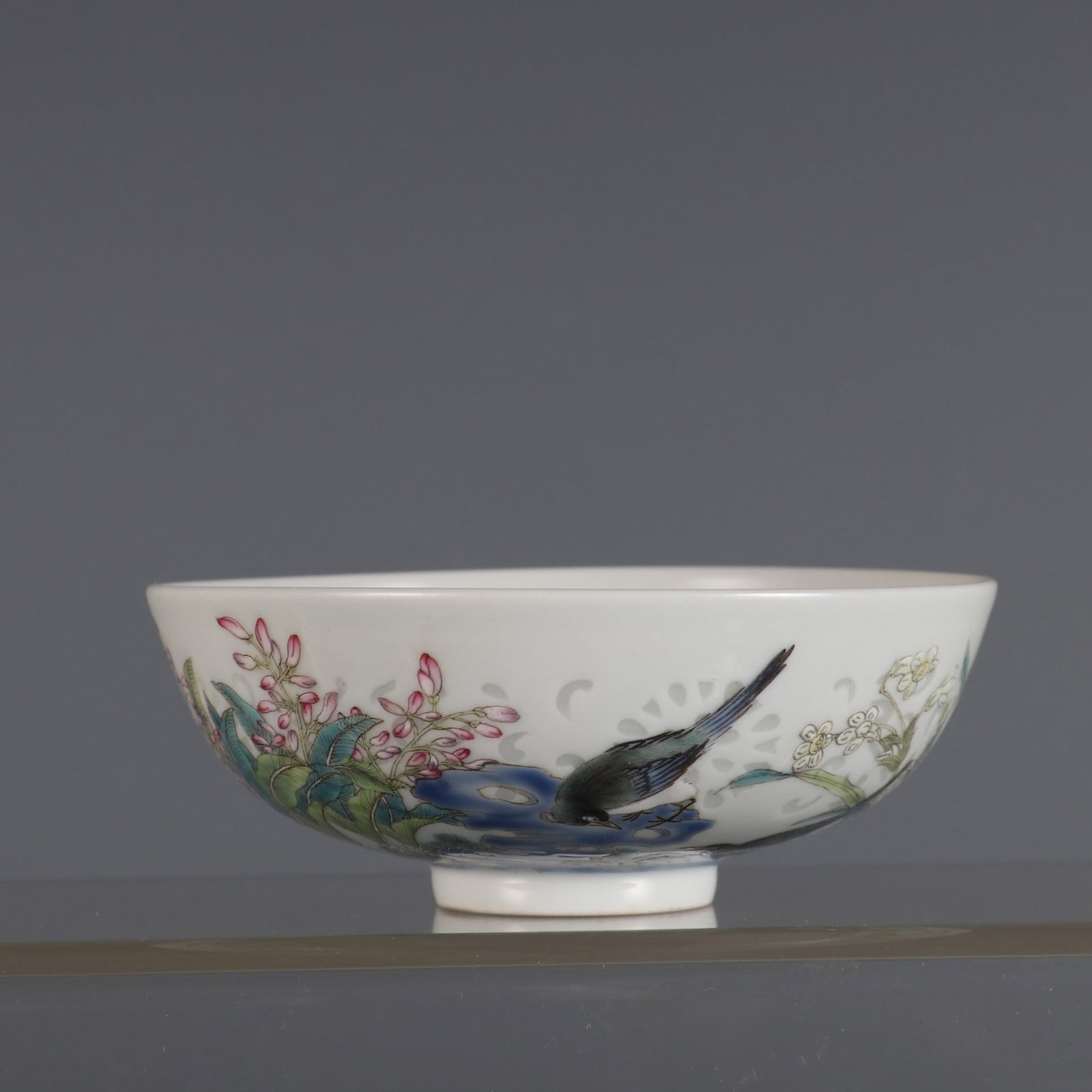A Exquisite Famille-Rose Flower and Bird Pattern Cup: A Exquisite Famille-Rose Flower and Bird Pattern Cup,Qing Dynasty, China,Qianlong Six-character Mark,Size:1.5inx3.9in