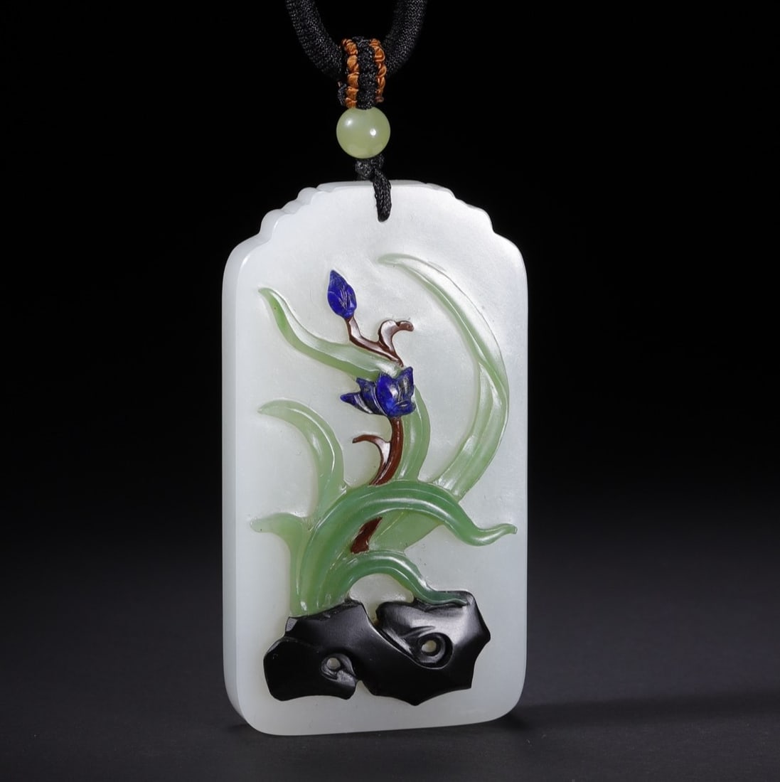 A Exquisite Hotan Jade Inlaid Gems Pattern Brand: A Exquisite Hotan Jade Inlaid Gems Pattern Brand,Qing Dynasty, China,Size:2.4inx1.3inx0.5in,Weight:50g 和田玉嵌多宝纹牌,中国清代