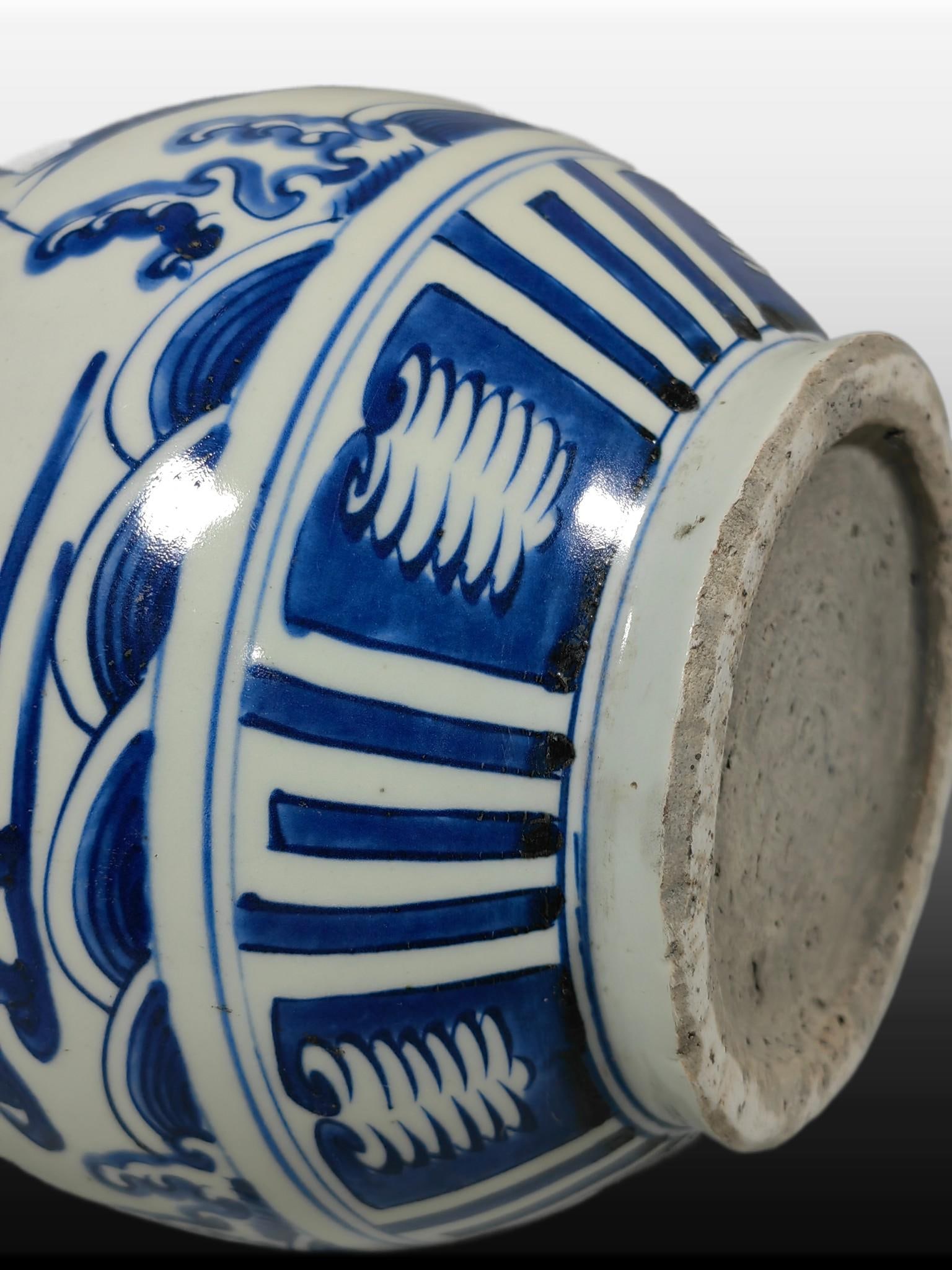 A Exquisite Blue and White Figures Pattern Vase - 7