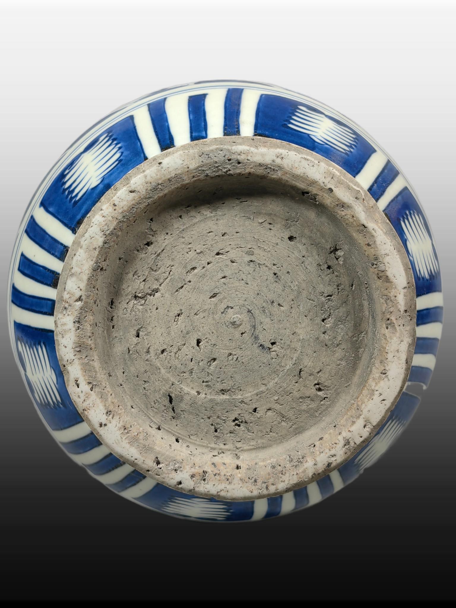 A Exquisite Blue and White Figures Pattern Vase - 8