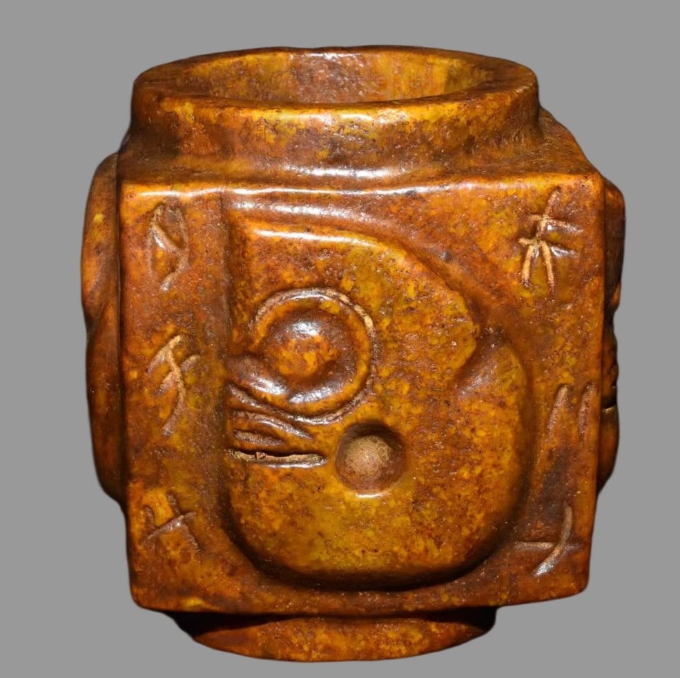 A Exquisite Gaogu Jade Ornament: A Exquisite Gaogu Jade Ornament,Ancient Time, China,Size:4.4inx5.3in,Weight:2330g 高古玉摆件,远古时期