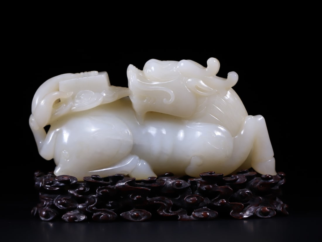 A Exquisite Hotan Jade Kylin Ornament: A Exquisite Hotan Jade Kylin Ornament,Qing Dynasty, China,Size:2.5inx5.1inx1.9in,Weight:519g 和田玉麒麟摆件,中国清代