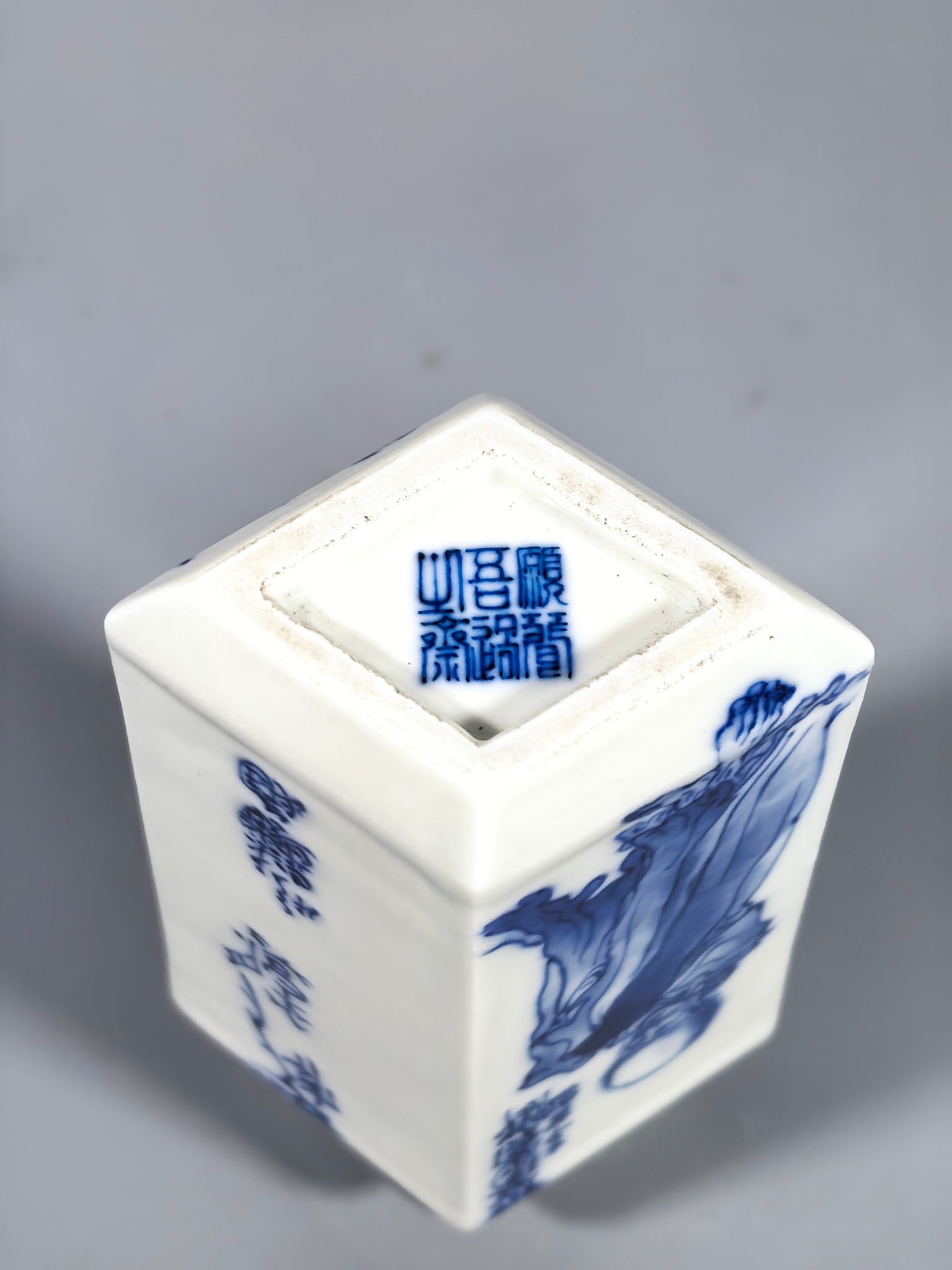 A Exquisite Blue and White Arhat Pattern Vase - 8
