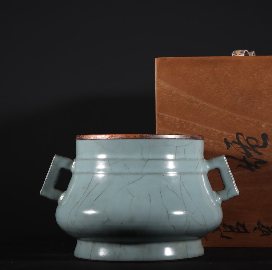 A Exquisite Guan Yao Celadon Glazed Purple Copper Inlaid Censer: A Exquisite Guan Yao Celadon Glazed Purple Copper Inlaid Censer,Song Dynasty, China,With Mark,Size:4.5inx7.5in