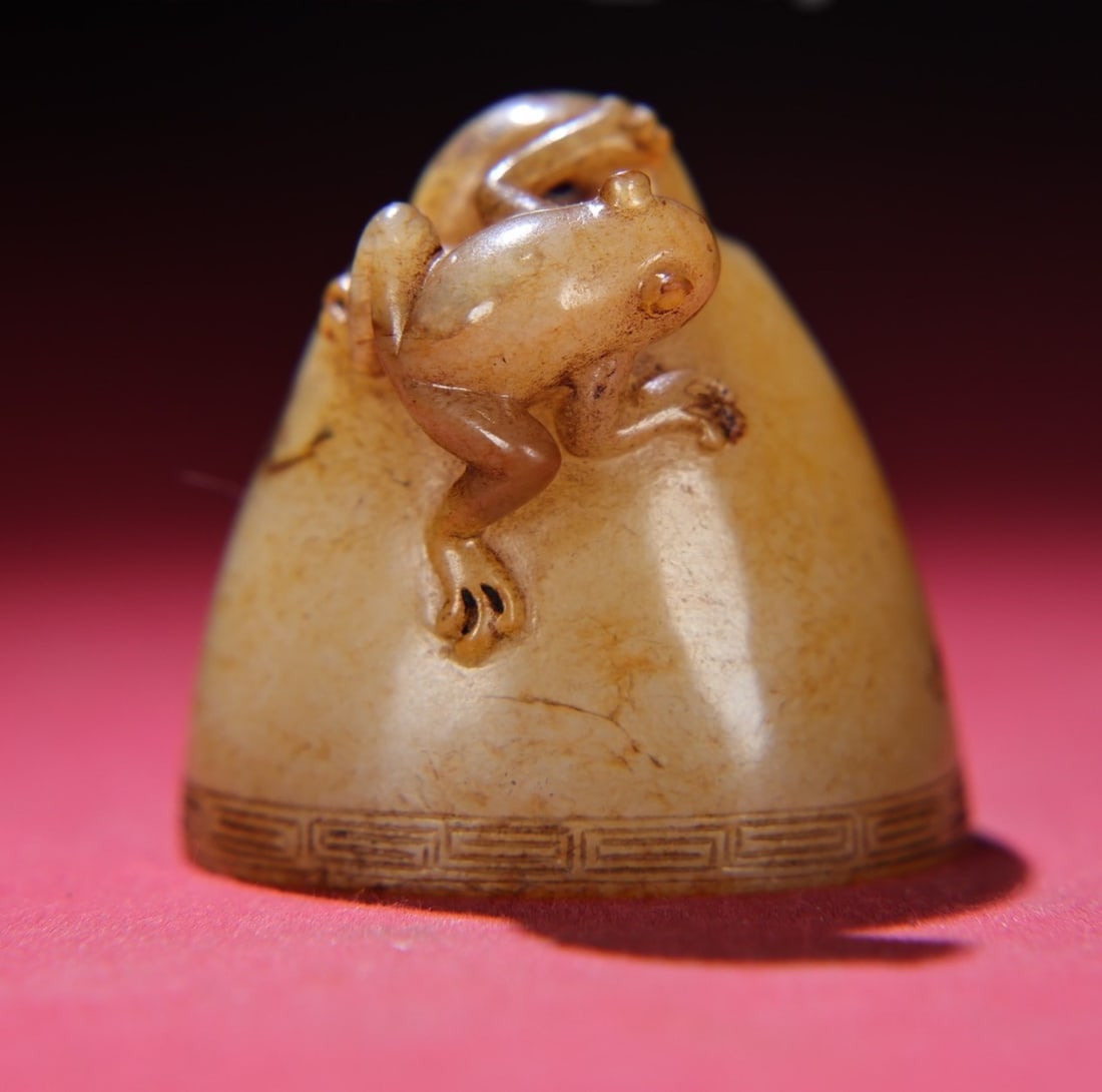 A Exquisite Hetian White Jade Frog Seal: A Exquisite Hetian White Jade Frog Seal,Han Dynasty, China,Size:1.8inx1.9inx1.5in,Weight:119g 和田白玉青蛙印章,中国汉代