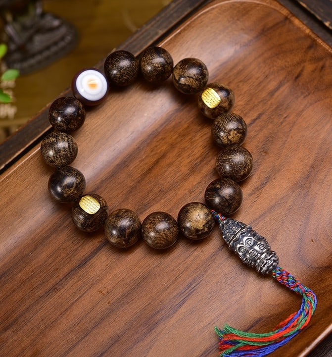 A Exquisite Eaglewood Bracelet: Eaglewood Bracelet,Qing Dynasty, China,Size:0.6in, Weight:55.5g 沉香手串,中国清代