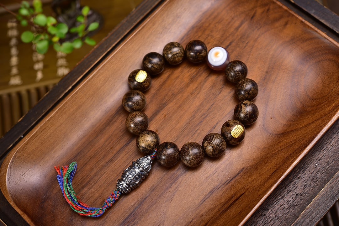 A Exquisite Eaglewood Bracelet - 2