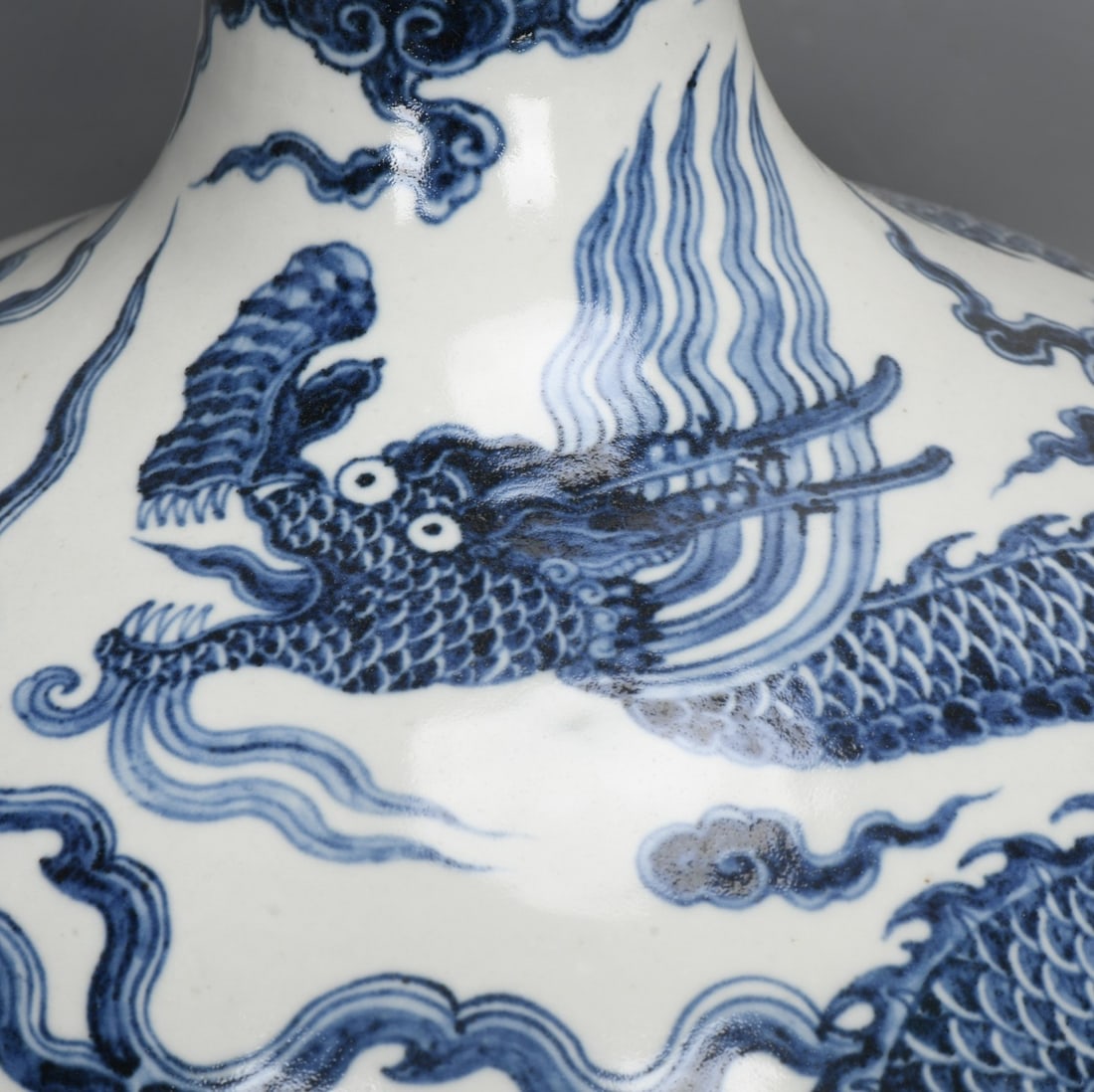 A Exquisite Blue And White Dragon Pattern Vase - 2