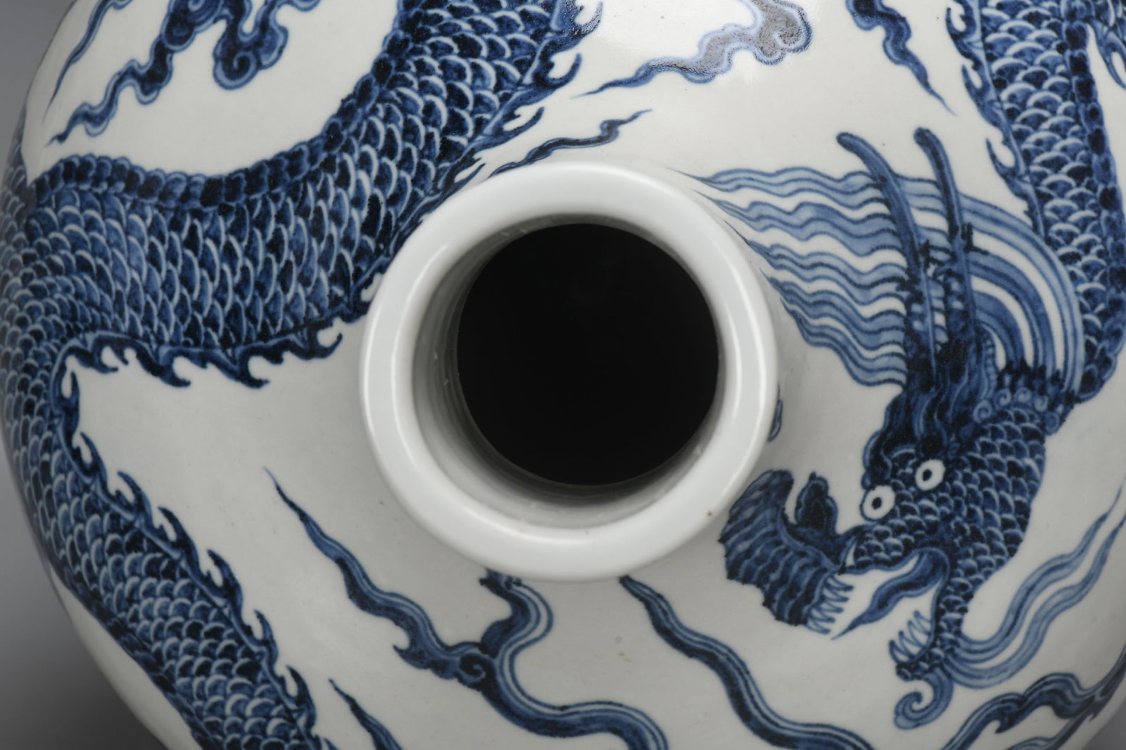 A Exquisite Blue And White Dragon Pattern Vase - 8