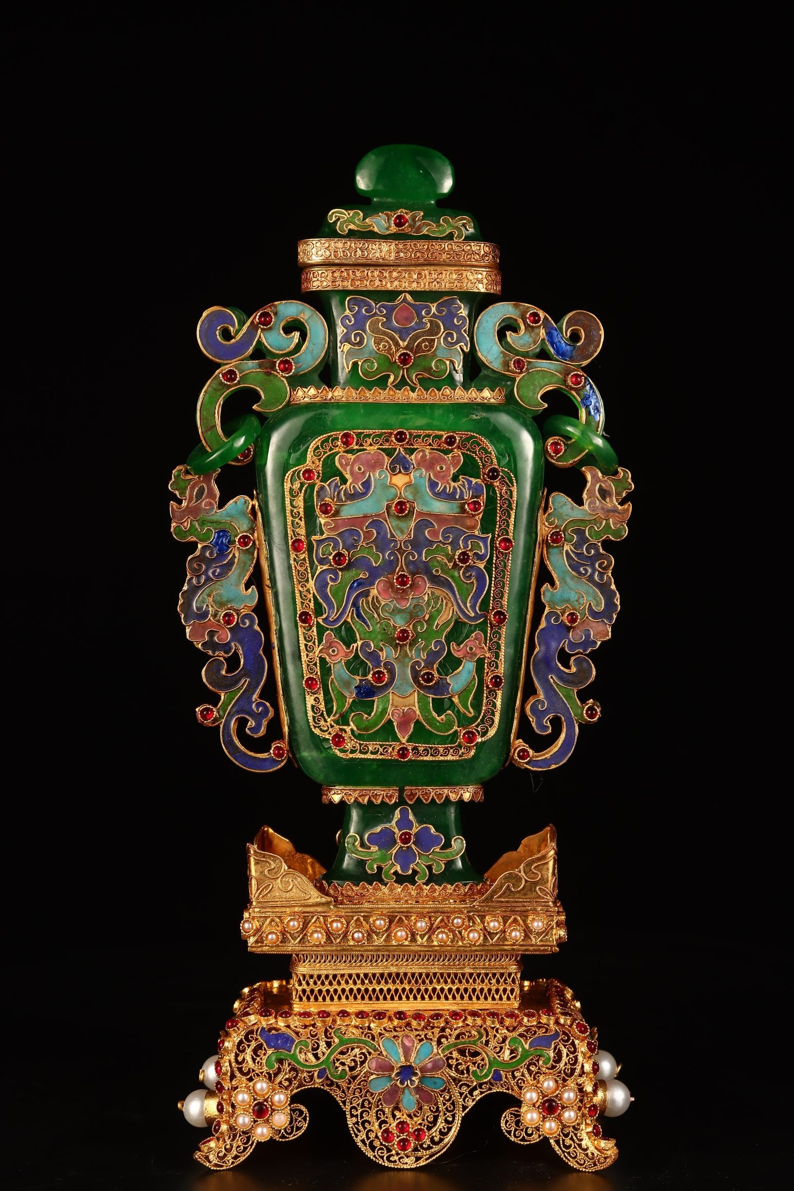 A Exquisite Filigree Gilt Inlaid Jadeite Vase: A Exquisite Filigree Gilt Inlaid Jadeite Vase,Qing Dynasty, China,Qianlong Four-character Mark,Size:11inx5.1inx2.8in,Weight:832g