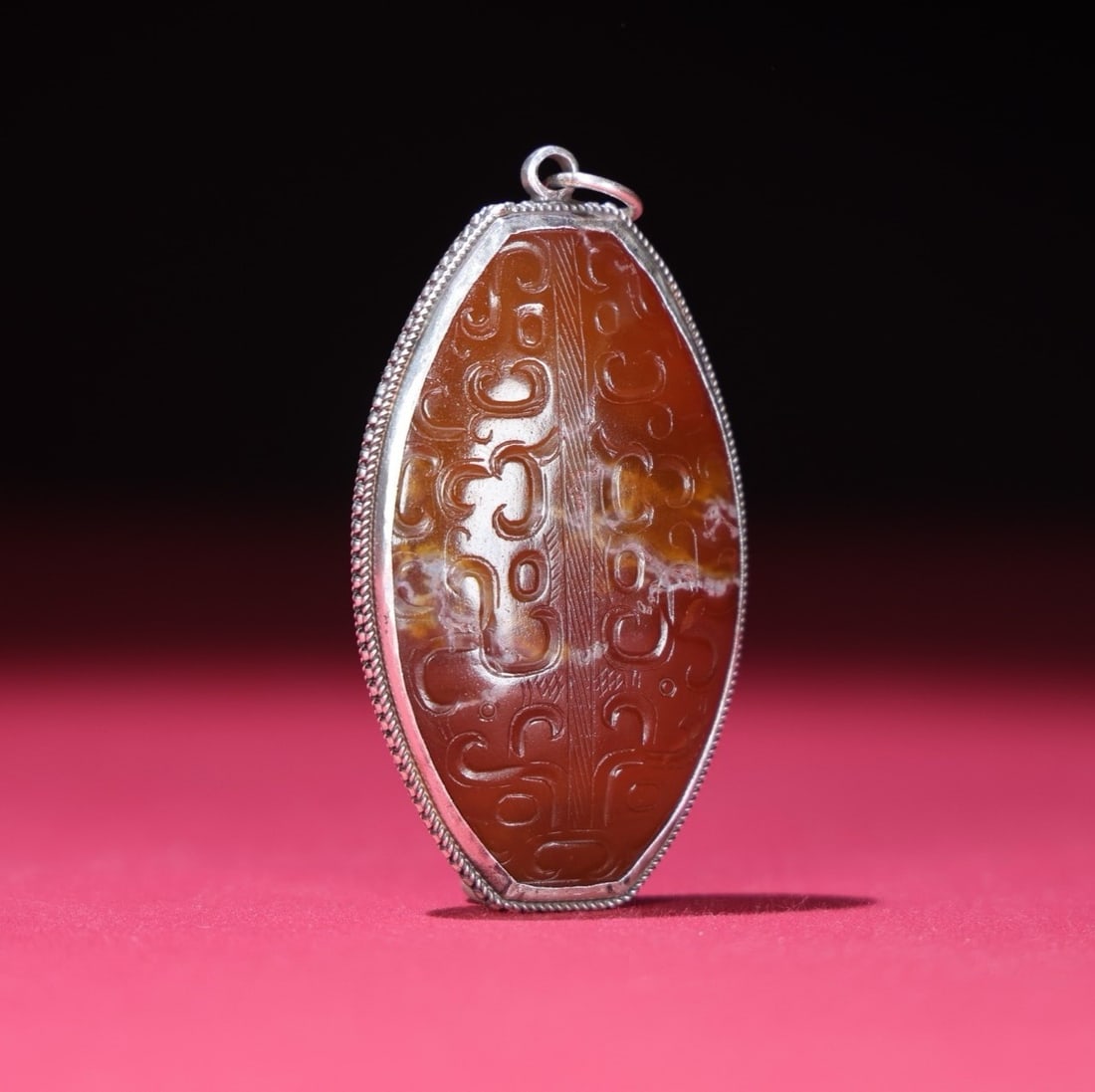 A Exquisite Agate Pendant: A Exquisite Agate Pendant,Han Dynasty, China,Size:2.6inx1.4inx0.5in,Weight:46g 玛瑙吊坠,中国汉代