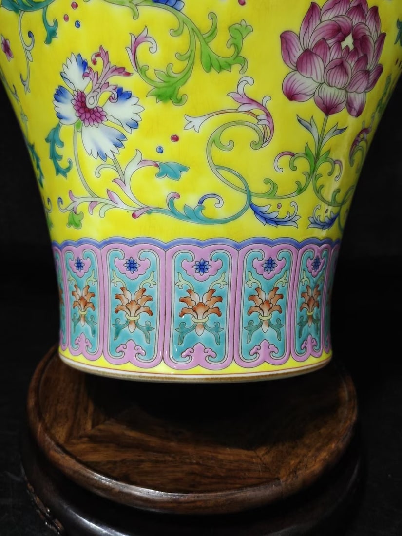 A Exquisite Enamel Lotus Pattern Vase - 7