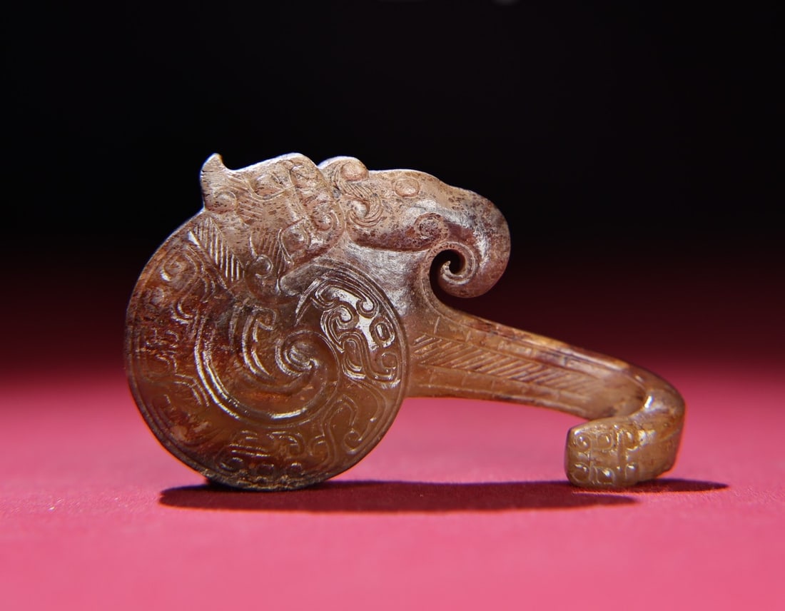 A Exquisite Hetian Jade Phoenix Bird Ornament: A Exquisite Hetian Jade Phoenix Bird Ornament,Han Dynasty, China,Size:2.9inx1.7inx0.6in,Weight:56g 和田玉凤鸟摆件,中国汉代