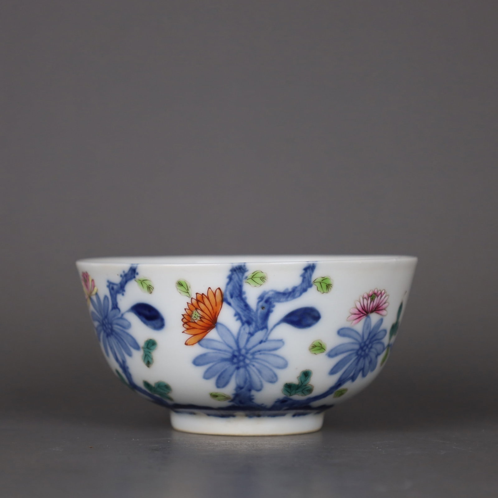 A Exquisite Blue and White Famille Rose Flower Pattern Bowl: A Exquisite Blue and White Famille Rose Flower Pattern Bowl,Qing Dynasty, China,Tongzhi Six-character Mark,Size:2.4inx4.6in