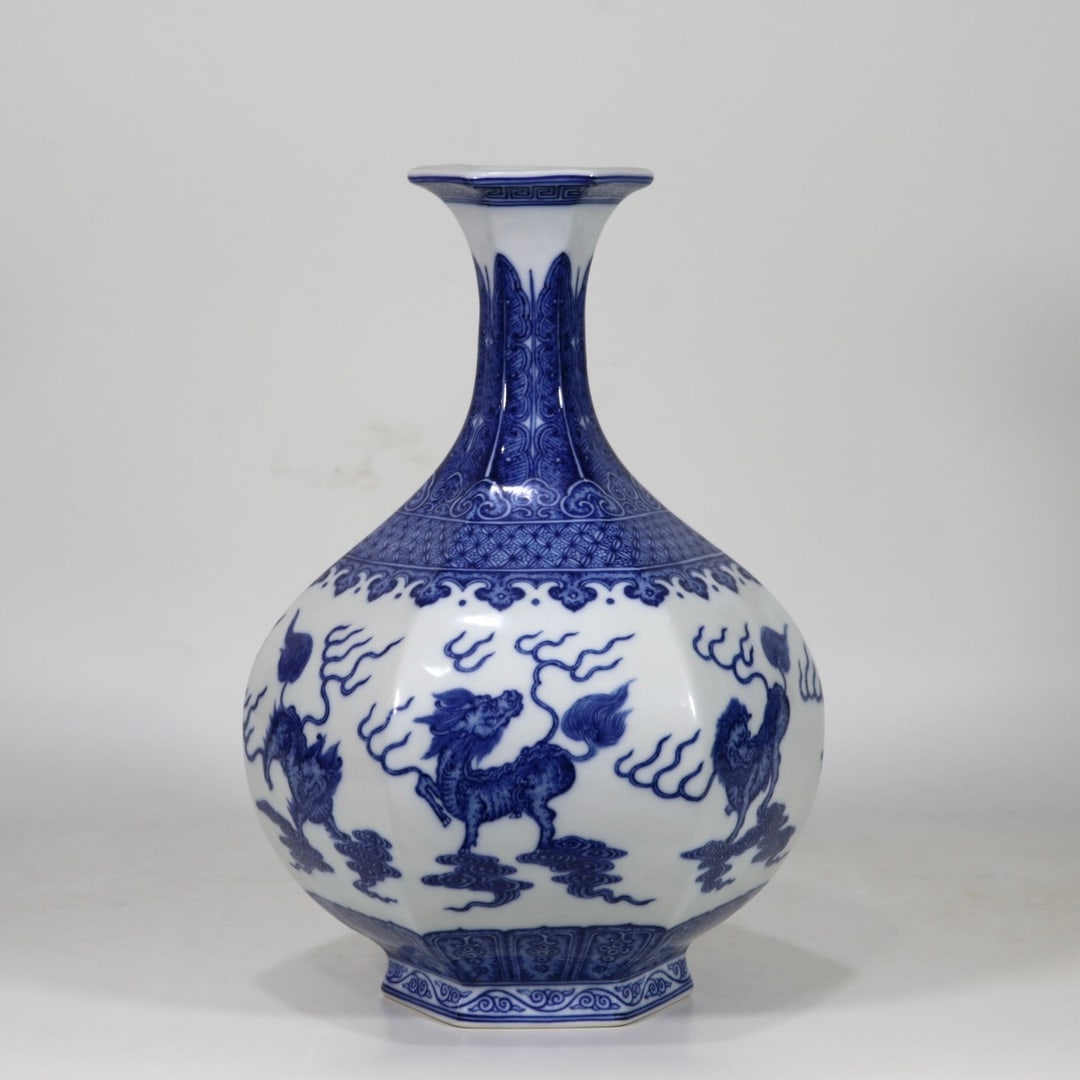 A Exquisite Blue and White Kylin Pattern Vase: A Exquisite Blue and White Kylin Pattern Vase,Qing Dynasty, China,Qianlong Six-character Mark,Size:12.8in