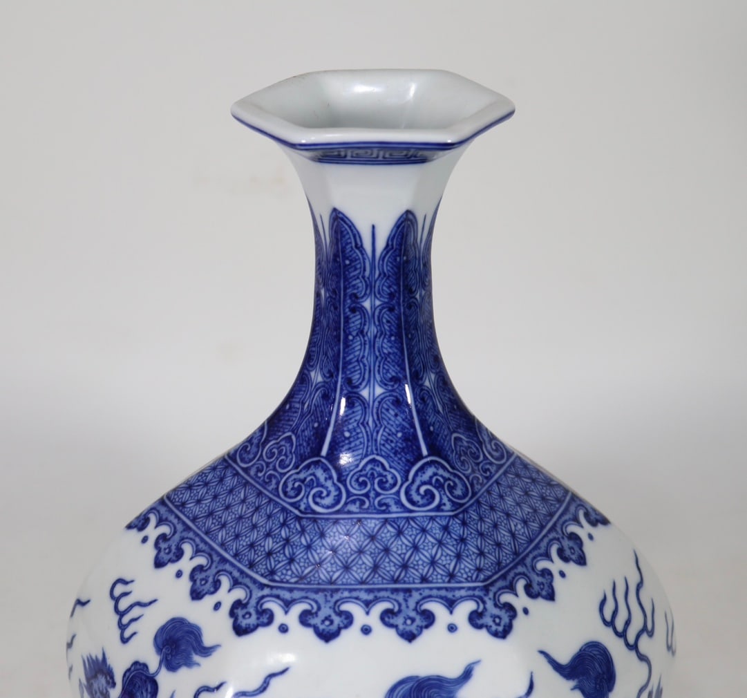 A Exquisite Blue and White Kylin Pattern Vase - 4