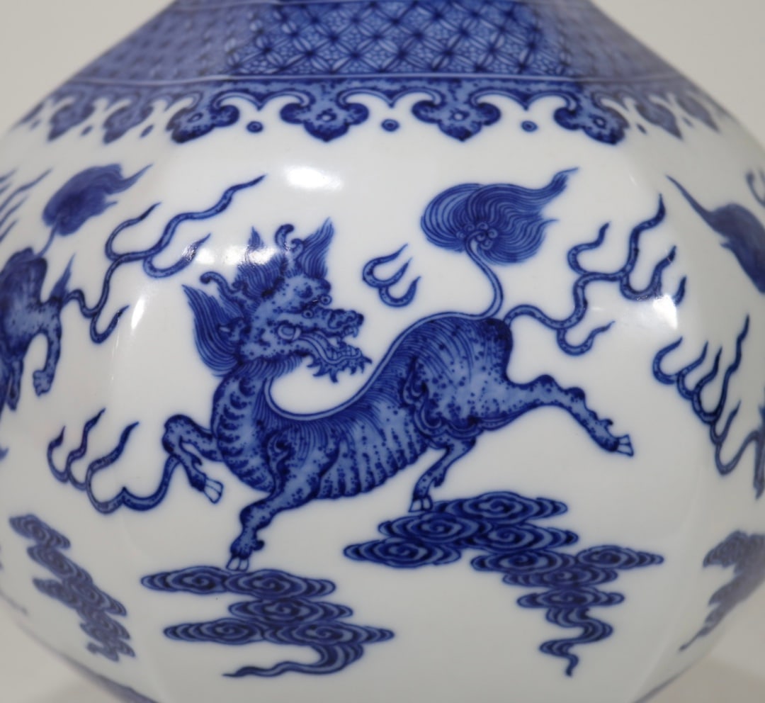 A Exquisite Blue and White Kylin Pattern Vase - 6