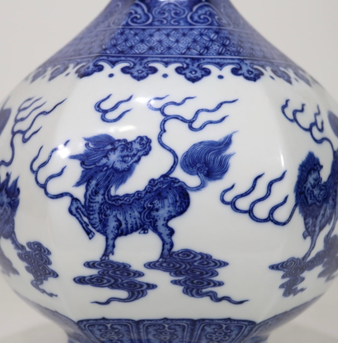 A Exquisite Blue and White Kylin Pattern Vase - 7