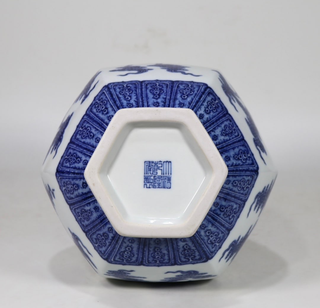 A Exquisite Blue and White Kylin Pattern Vase - 8