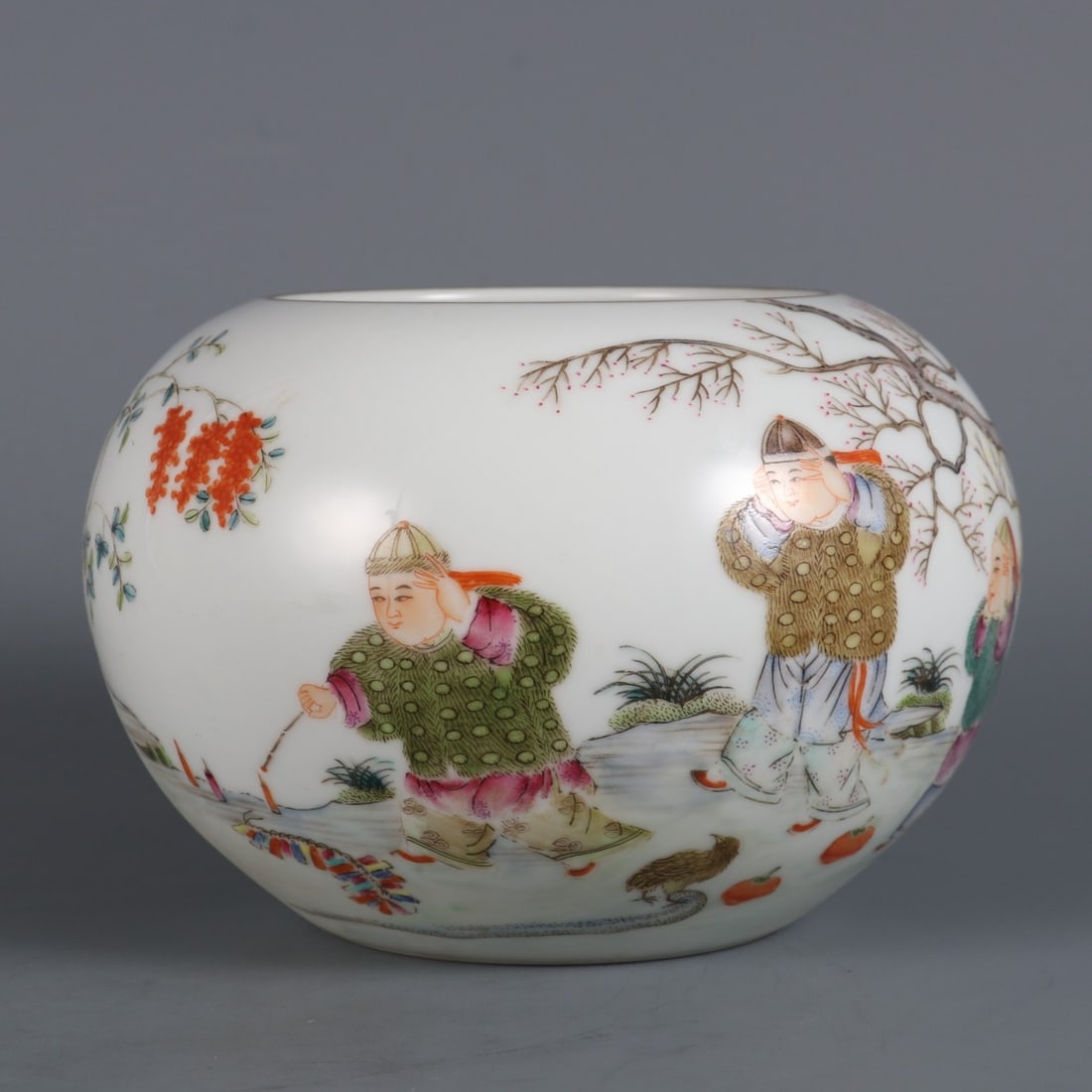 A Exquisite Famille-Rose Figures Pattern Brush Washer: A Exquisite Famille-Rose Figures Pattern Brush Washer,Qing Dynasty, China,Qianlong Six-character Mark,Size:3.7inx3.1in