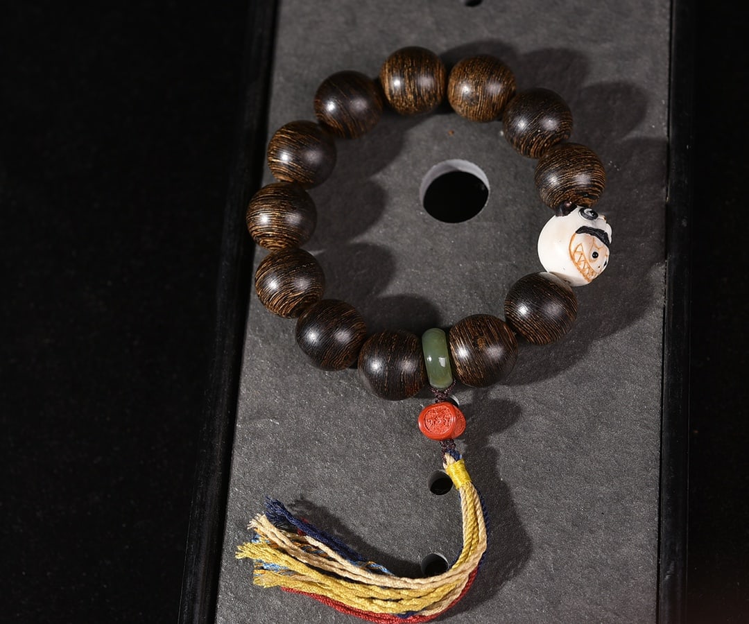 A Exquisite Eaglewood Bracelet: Eaglewood Bracelet,Qing Dynasty, China,Size:0.7in, Weight:56.1g 沉香手串,中国清代