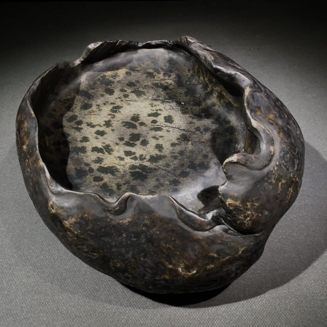 A Exquisite Leopard Pattern Stone Inkstone (1 of 9)