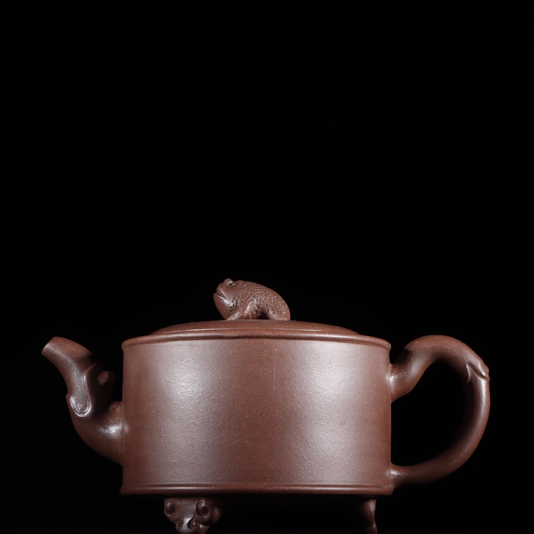 A Exquisite Purple Sands Golden Toad Knob Tripod Teapot: A Exquisite Purple Sands Golden Toad Knob Tripod Teapot,Qing Dynasty, China,With Mark,Size:3.9inx6.6in 紫砂金蟾钮三足壶,中国清代