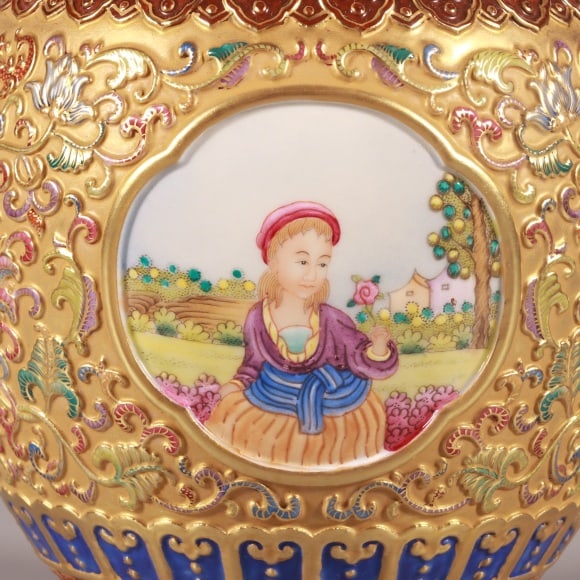 A Exquisite Enamel Gold Ground Lotus Pattern Figures Pattern Jar - 3