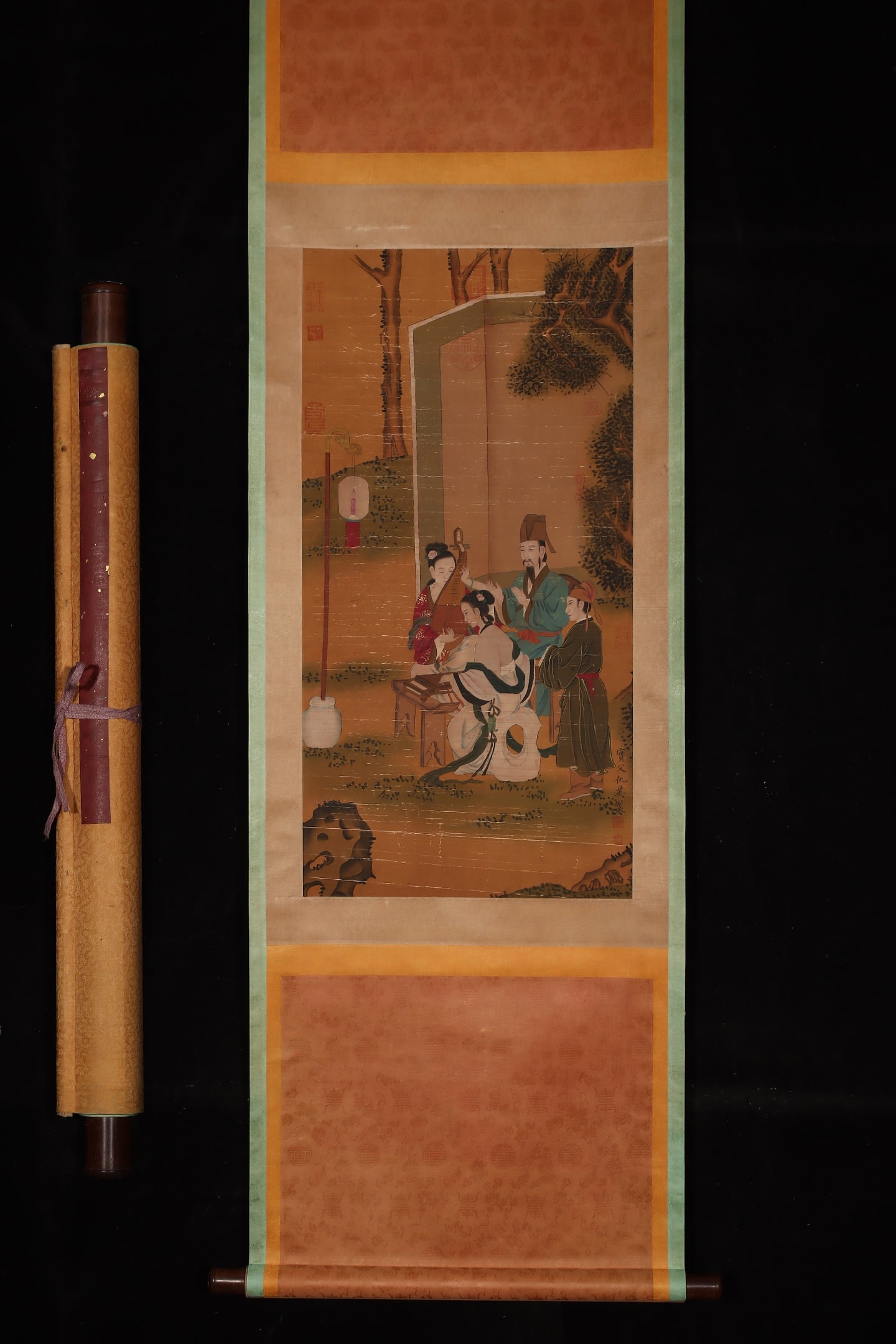 A Chinese Vertical Scroll Ink Painting of Figures on Silk: A Chinese Vertical Scroll Ink Painting of Figures on Silk,Ming Dynasty, China,Qiu Ying,without frame size:31.7inx16.1in 一幅中国水墨绢本人物