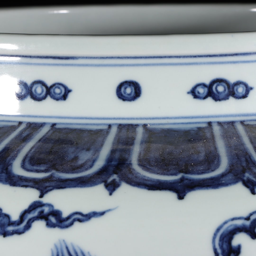 A Exquisite Blue and White Dragon Pattern Jar - 2