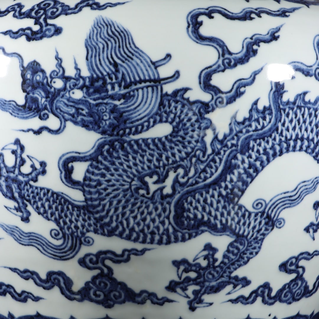 A Exquisite Blue and White Dragon Pattern Jar - 3