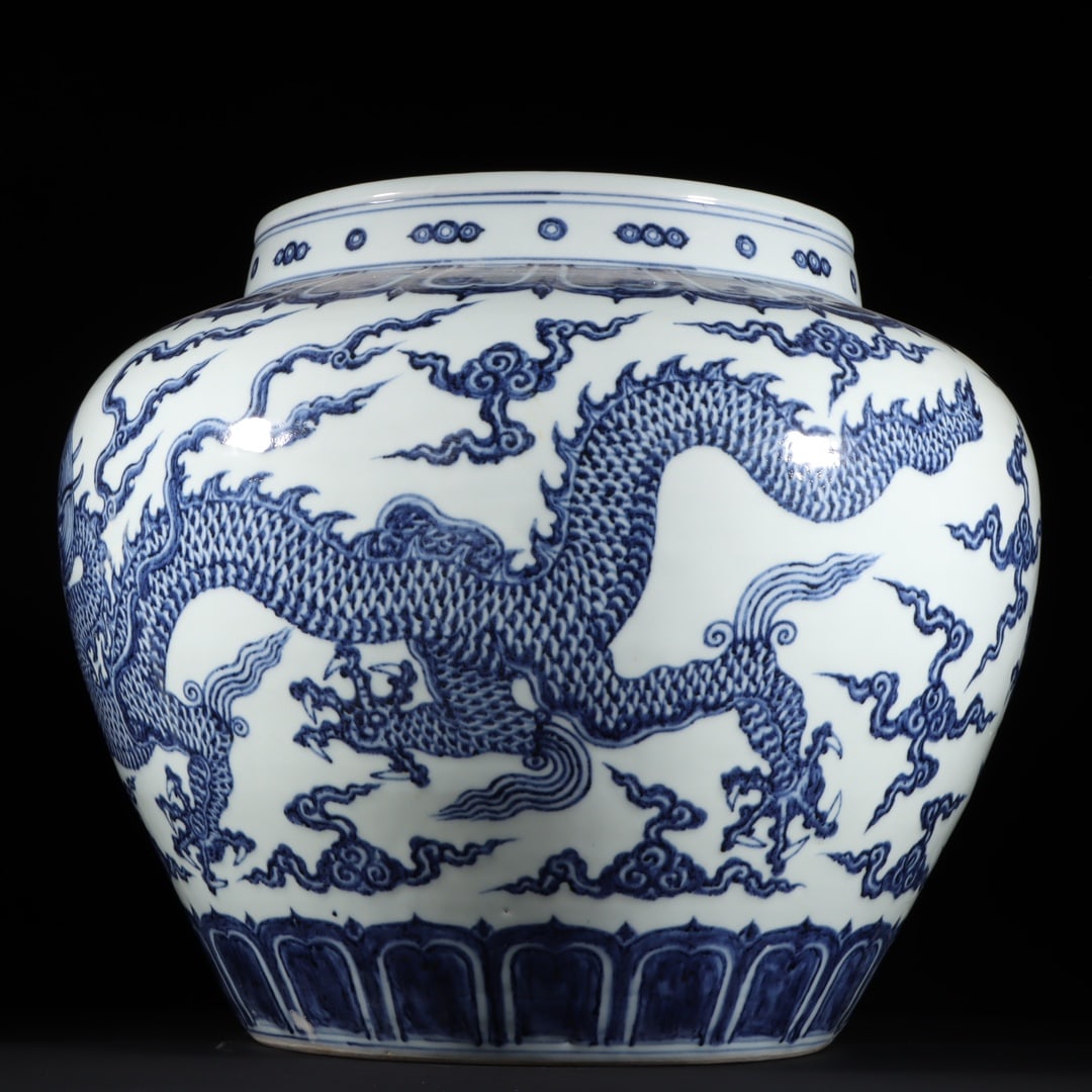 A Exquisite Blue and White Dragon Pattern Jar - 4