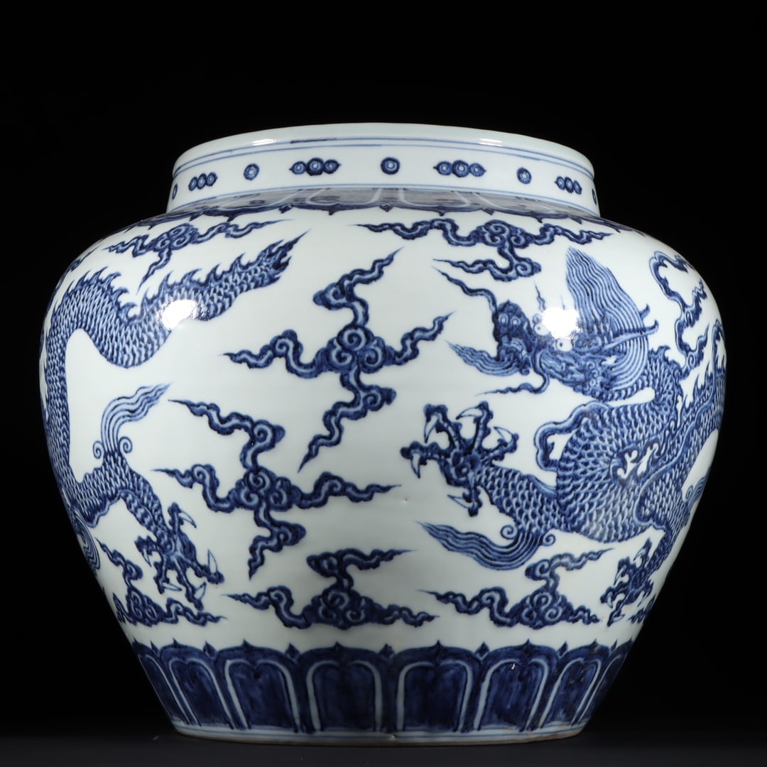 A Exquisite Blue and White Dragon Pattern Jar - 5