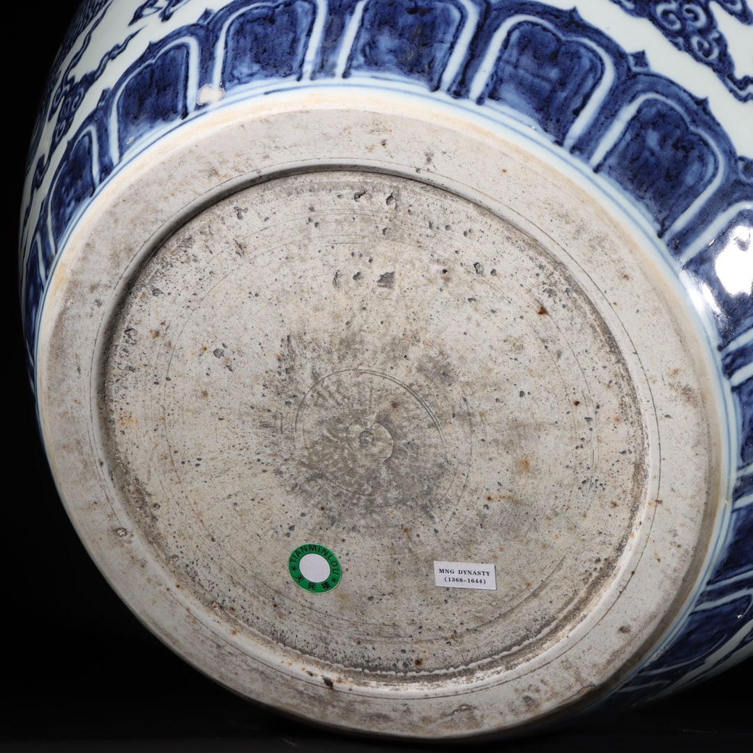 A Exquisite Blue and White Dragon Pattern Jar - 9