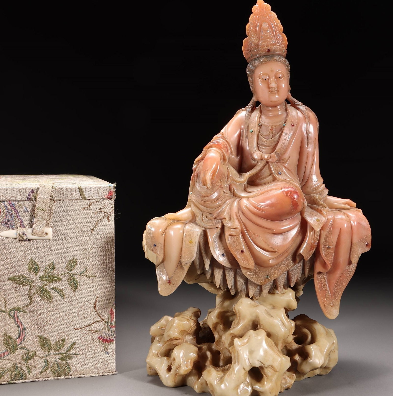 A Exquisite Shoushan Stone Carving Statue of Avalokitesvara Ornament: A Exquisite Shoushan Stone Carving Statue of Avalokitesvara Ornament,Qing Dynasty, China,With Mark,Size:22.6inx6.3inx3.7in,Weight:2517g