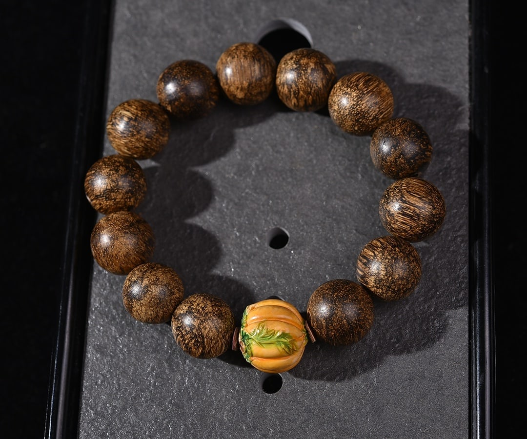 A Exquisite Eaglewood Bracelet: Eaglewood Bracelet,Qing Dynasty, China,Size:0.7in, Weight:42.4g 沉香手串,中国清代
