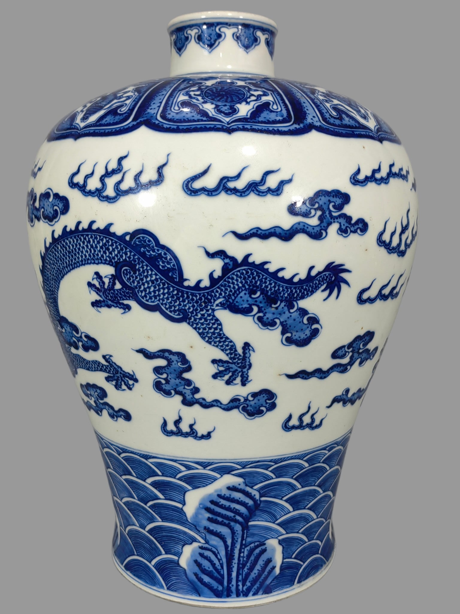 A Exquisite Blue and White Dragon Pattern Vase - 2