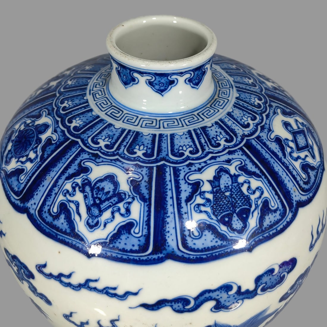 A Exquisite Blue and White Dragon Pattern Vase - 5