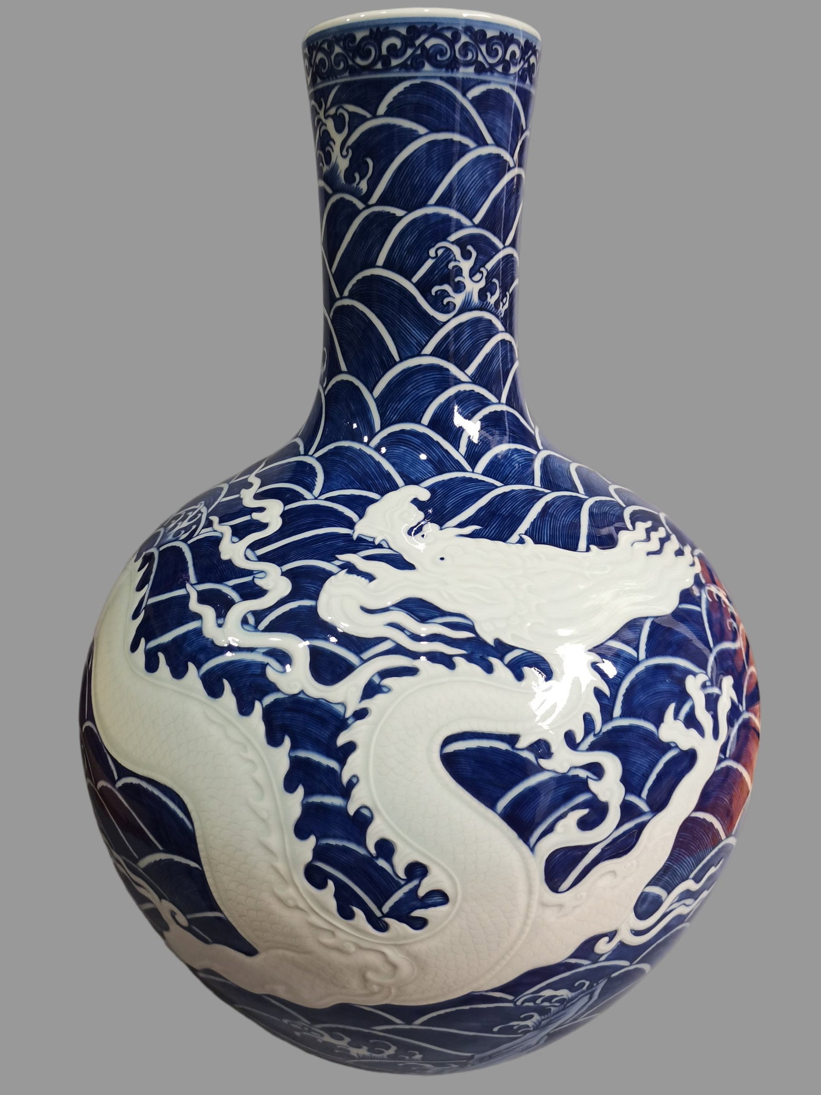 A Exquisite Blue and White Dragon Pattern Vase: A Exquisite Blue and White Dragon Pattern Vase,Qing Dynasty, China,Yongzheng Six-character Mark,Size:20.9inx14.8in