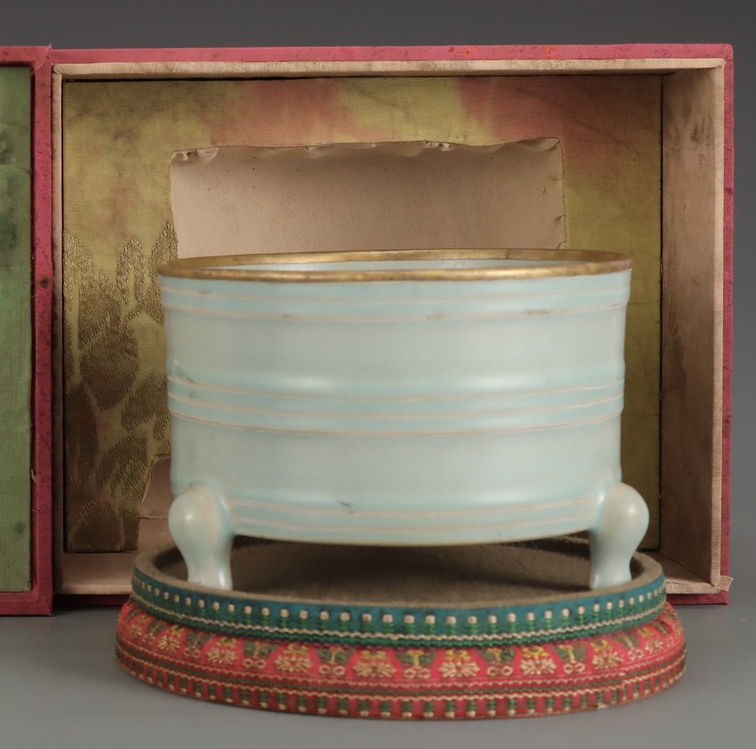 A Exquisite Ru Kiln Sky Blue Glaze Inlaid Gold Tripod Censer: A Exquisite Ru Kiln Sky Blue Glaze Inlaid Gold Tripod Censer,Song Dynasty, China,With Mark,Size:4.3inx6.7in