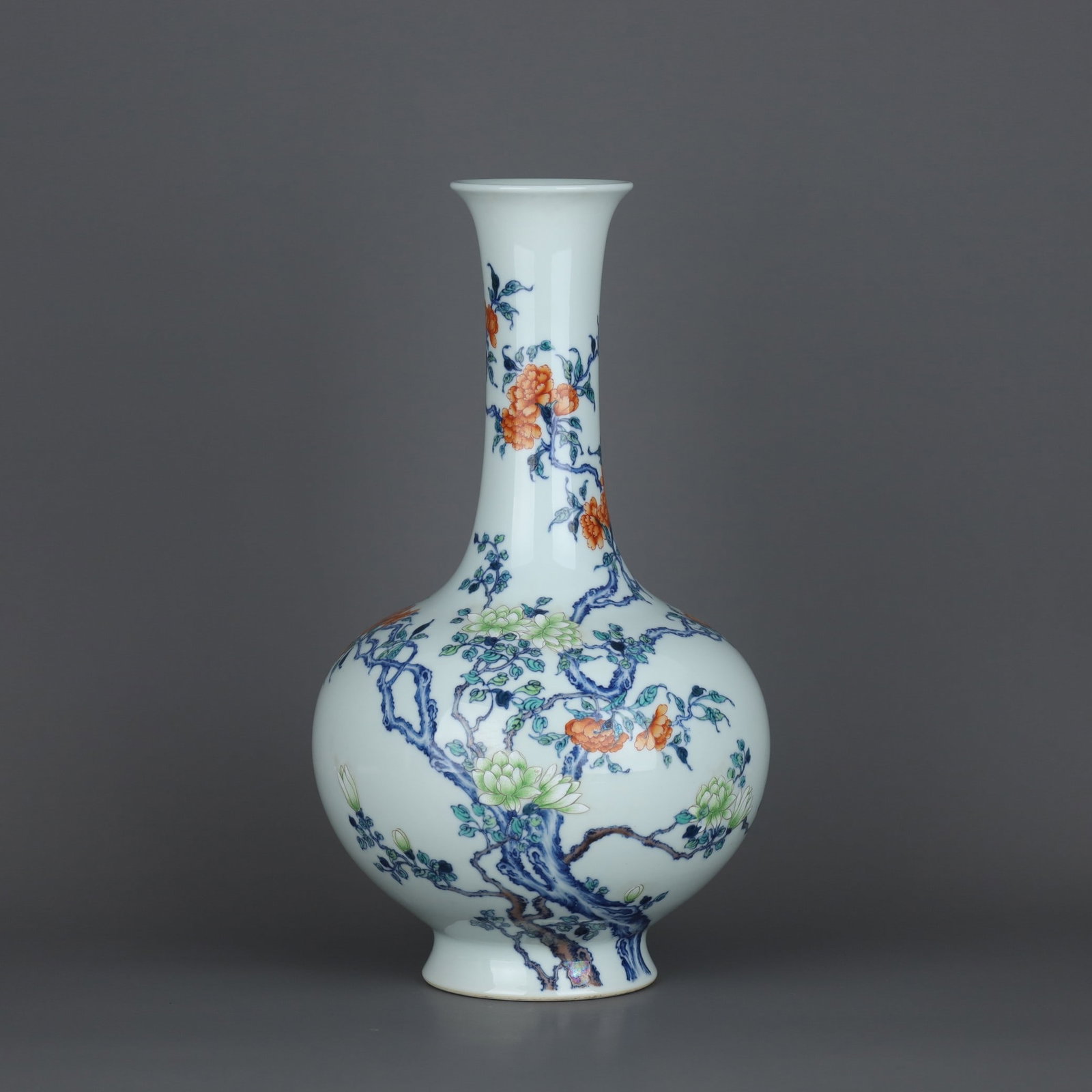 A Exquisite Doucai Flower Pattern Vase: A Exquisite Doucai Flower Pattern Vase,Qing Dynasty, China,Size:13inx7.6in 斗彩花卉纹瓶,中国清代